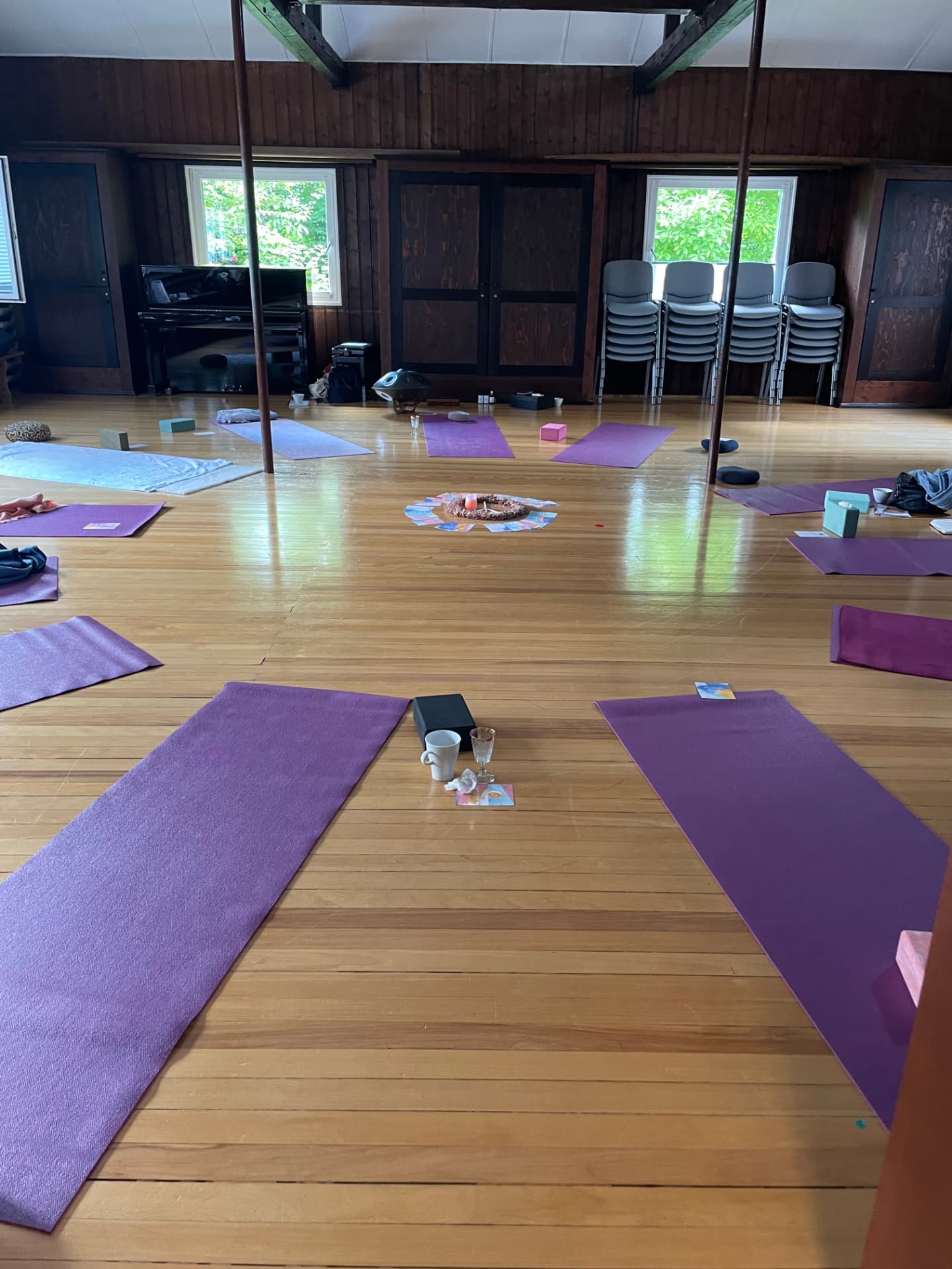Vorbereiteter Raum mit Yogamatten im Kreis