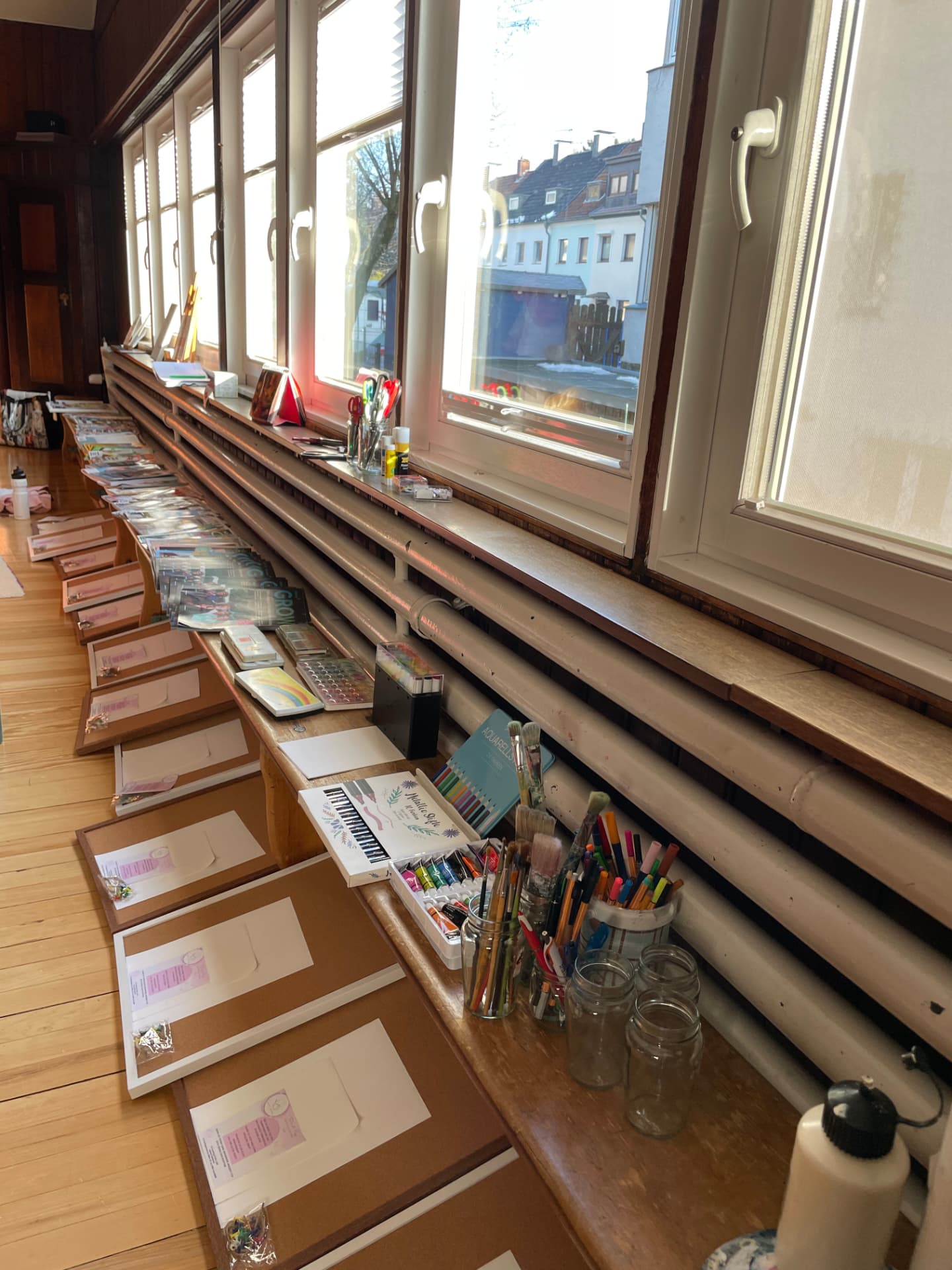 Bastelmaterial und Rahmen am sonnigen Fenster