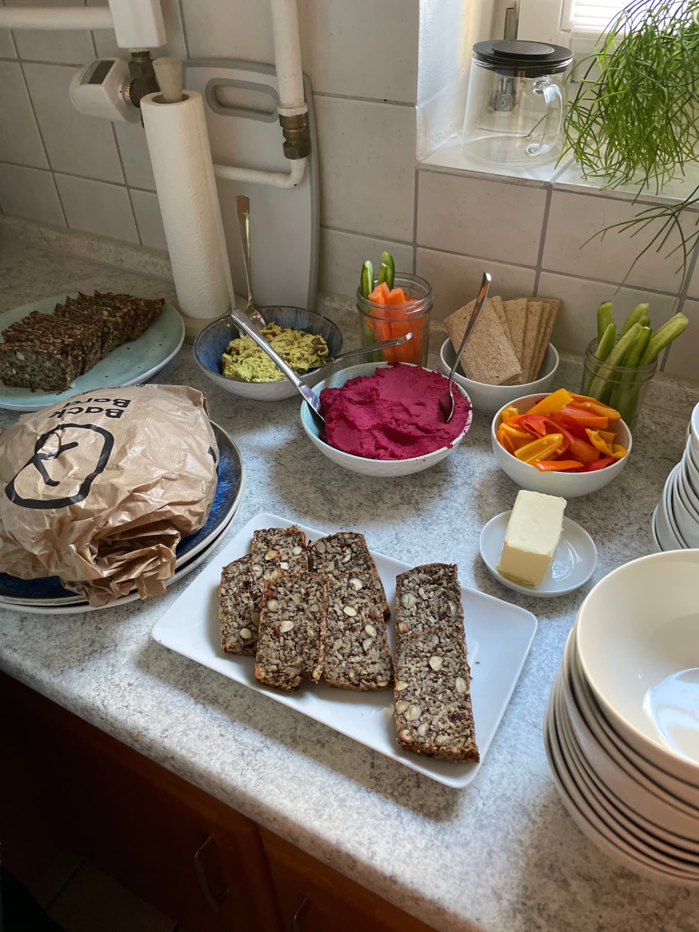 Gesundes Buffet mit Brot, Dips und Gemüse